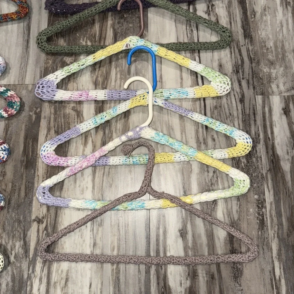14 Vintage Retro handmade Yarn Crochet Plastic hangers Home Decor Organization